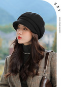 Švaraus rašto žieminė beretės kepurė su skydeliu moterims