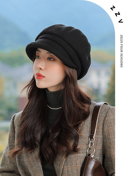 Švaraus rašto žieminė beretės kepurė su skydeliu moterims