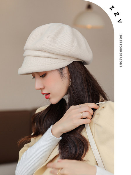 Švaraus rašto žieminė beretės kepurė su skydeliu moterims