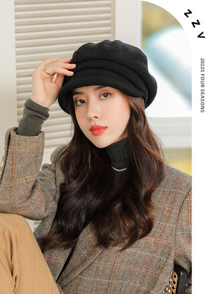 Švaraus rašto žieminė beretės kepurė su skydeliu moterims