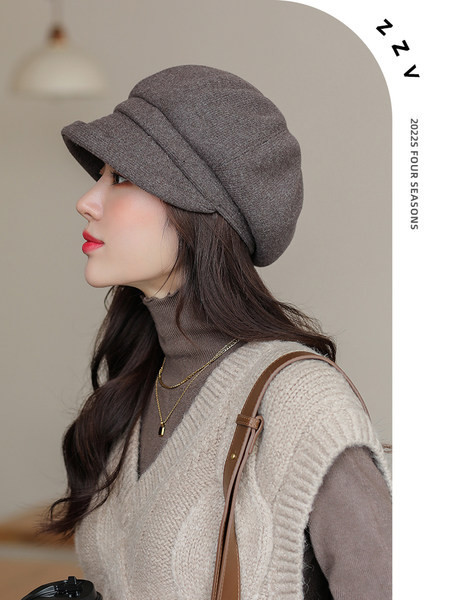 Švaraus rašto žieminė beretės kepurė su skydeliu moterims