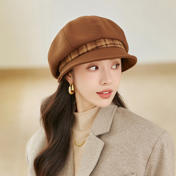 Naiste ruuduline müts mitmes värvitoonis