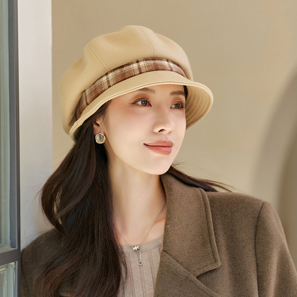 Naiste ruuduline müts mitmes värvitoonis