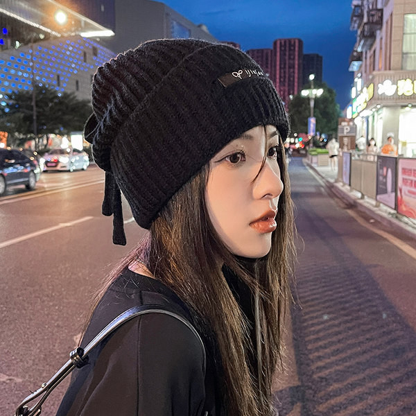 Γυναικείο χειμωνιάτικο πλεκτό καπέλο με γράμματα και κορδόνια