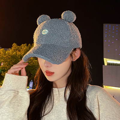 Pălărie actuală pentru femei de iarnă - cu vizor