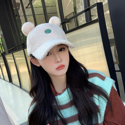 Pălărie actuală pentru femei de iarnă - cu vizor