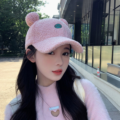 Pălărie actuală pentru femei de iarnă - cu vizor