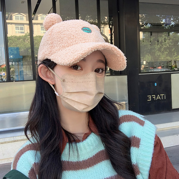 Pălărie actuală pentru femei de iarnă - cu vizor