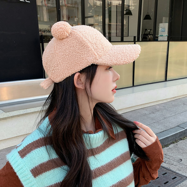 Pălărie actuală pentru femei de iarnă - cu vizor