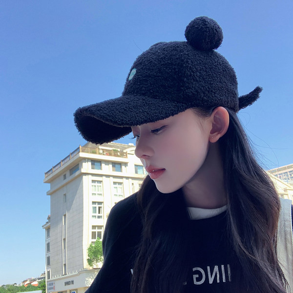 Pălărie actuală pentru femei de iarnă - cu vizor