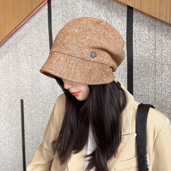 Γυναικείο καπέλο casual με μεταλλικό στοιχείο