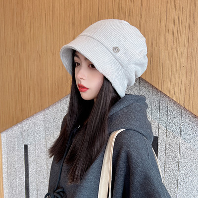 Naiste vabaaja müts metallist elemendiga