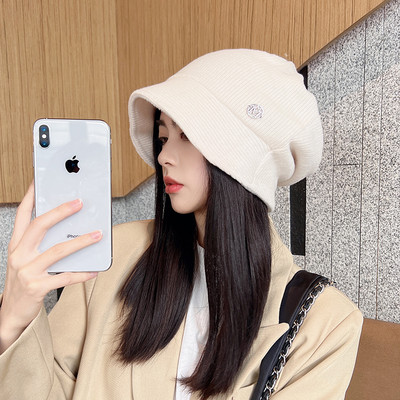 Naiste vabaaja müts metallist elemendiga