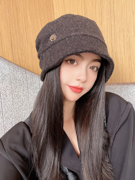 Naiste vabaaja müts metallist elemendiga