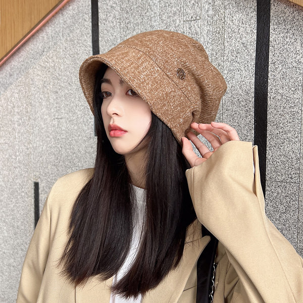 Naiste vabaaja müts metallist elemendiga