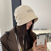 Pălărie modernă de iarnă cu inscripții și boruri