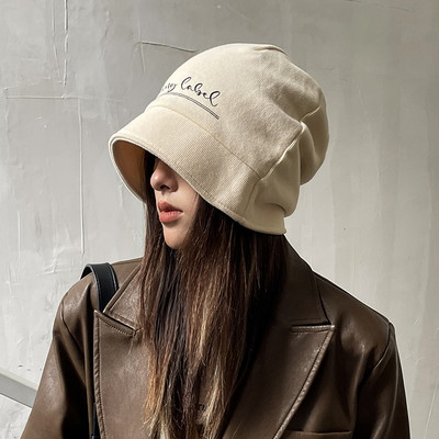 Pălărie modernă de iarnă cu inscripții și boruri