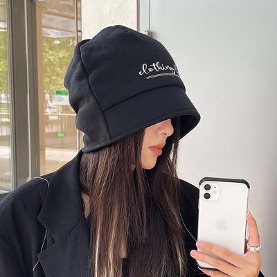 Pălărie modernă de iarnă cu inscripții și boruri