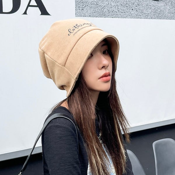 Pălărie modernă de iarnă cu inscripții și boruri