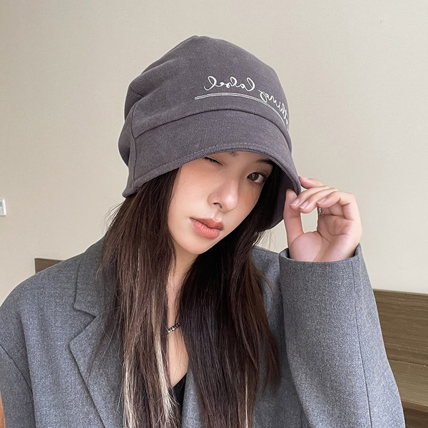 Pălărie modernă de iarnă cu inscripții și boruri