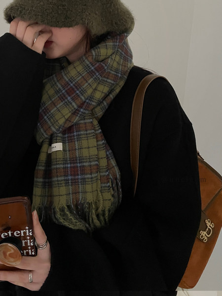 Kontrollitud naiste sall pikkusega 210 cm