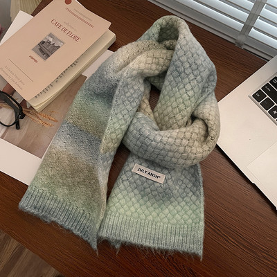 Μοντέρνο χειμωνιάτικο πλεκτό κασκόλ με λογότυπο