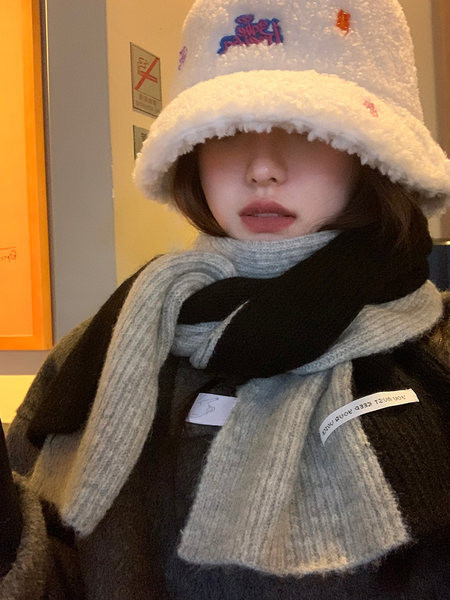 Naiste kootud sall pikkusega 176 cm