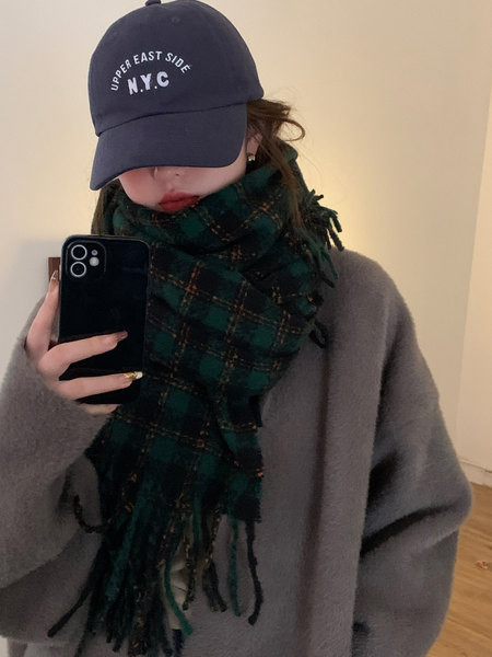 Eșarfă cu franjuri în carouri pentru femei