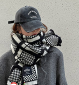 Νέο μοντέλο καρό γυναικείο φουλάρι με επιγραφή κατάλληλο για τον χειμώνα