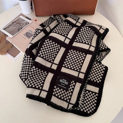 Νέο μοντέλο καρό γυναικείο φουλάρι με επιγραφή κατάλληλο για τον χειμώνα