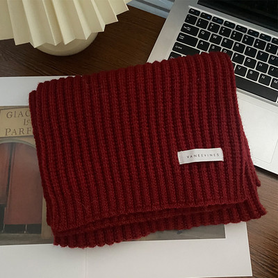 Μονόχρωμο γυναικείο κασκόλ  με έμβλημα - κατάλληλο για χειμώνα