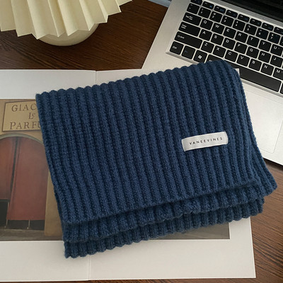 Μονόχρωμο γυναικείο κασκόλ  με έμβλημα - κατάλληλο για χειμώνα