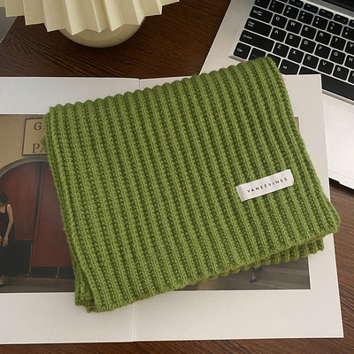 Μονόχρωμο γυναικείο κασκόλ  με έμβλημα - κατάλληλο για χειμώνα