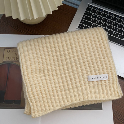 Μονόχρωμο γυναικείο κασκόλ  με έμβλημα - κατάλληλο για χειμώνα