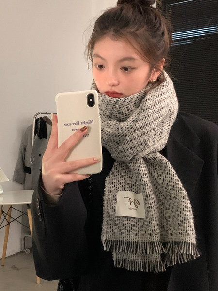 Moekas naiste talvesall logoga