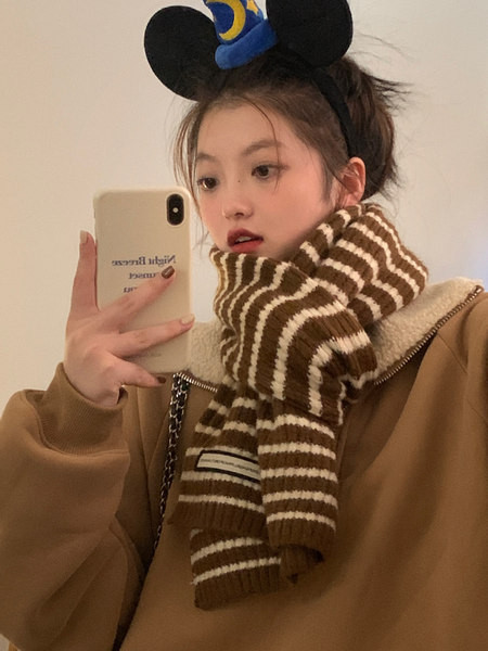 Eșarfă de damă cu dungi în două culori