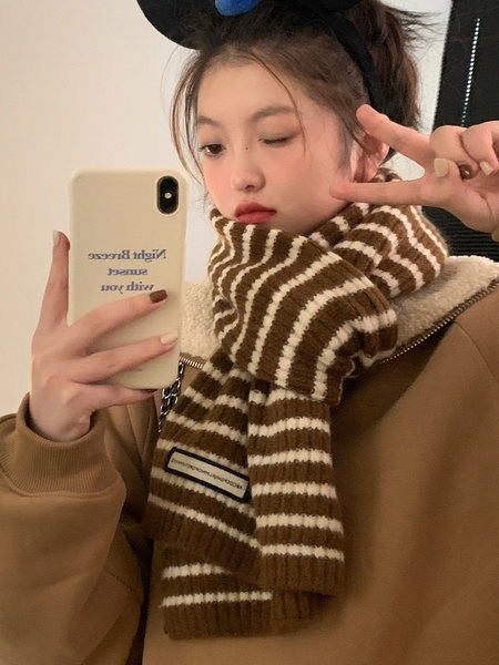 Eșarfă de damă cu dungi în două culori