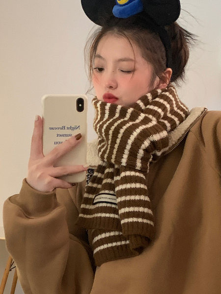 Eșarfă de damă cu dungi în două culori