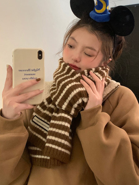 Eșarfă de damă cu dungi în două culori