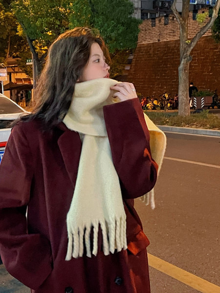 Puhas naiste sall erinevates värvides