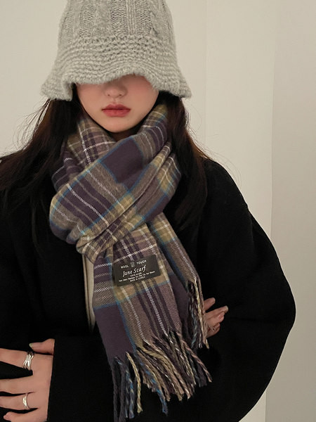 Talveks sobiv naiste ruuduline sall