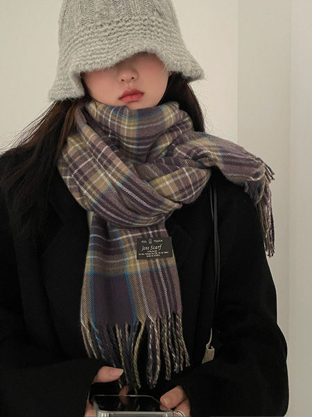 Talveks sobiv naiste ruuduline sall