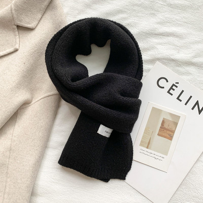 Μονόχρωμο γυναικείο κασκόλ  έμβλημα