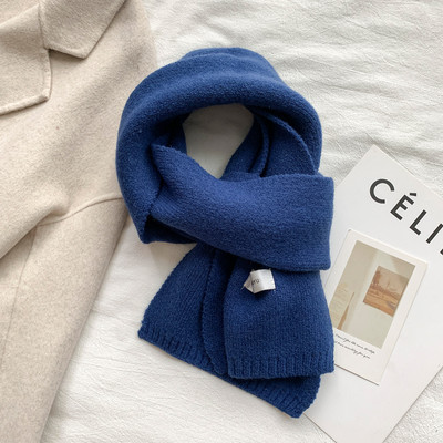 Μονόχρωμο γυναικείο κασκόλ  έμβλημα