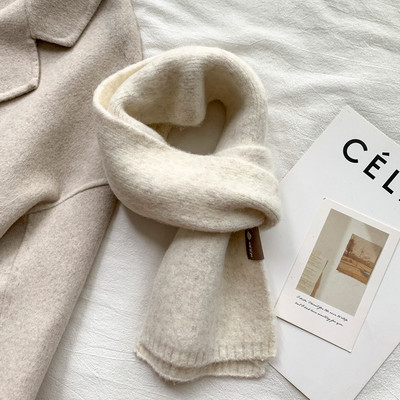 Καθαρό γυναικείο χειμωνιάτικο κασκόλ