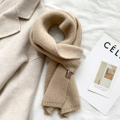 Καθαρό γυναικείο χειμωνιάτικο κασκόλ