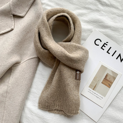 Καθαρό γυναικείο χειμωνιάτικο κασκόλ