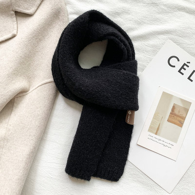 Καθαρό γυναικείο χειμωνιάτικο κασκόλ