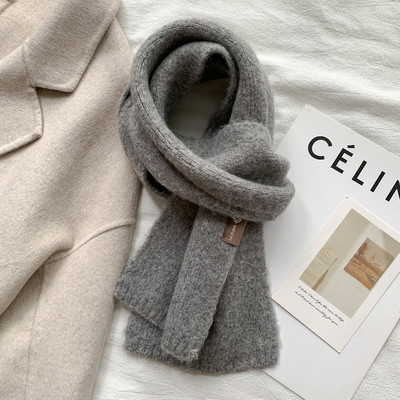 Καθαρό γυναικείο χειμωνιάτικο κασκόλ