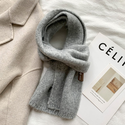 Καθαρό γυναικείο χειμωνιάτικο κασκόλ